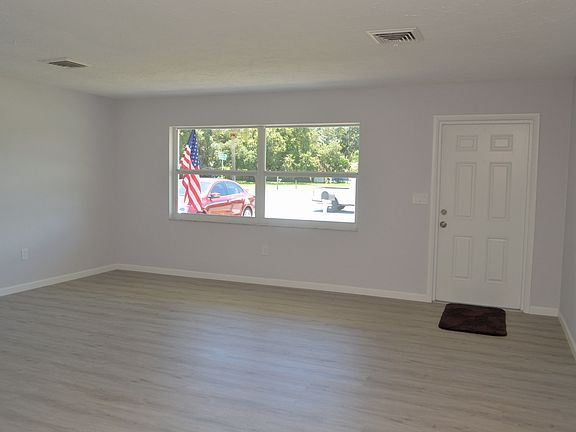 Living Rm - new paint & flrs