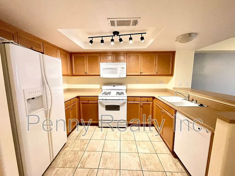 3 bed, 3.0 bath, 1606 sqft, $3,995 — Photo 2
