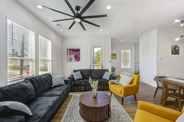 3 bed, 3.5 bath, 1926 sqft, $2,900 — Photo 3