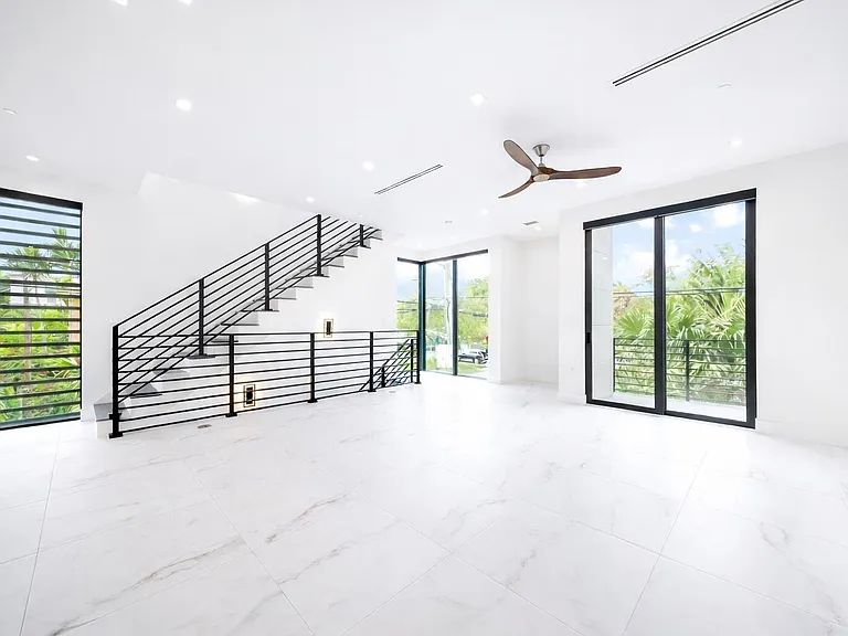 1052 N Victoria Park Rd — Photo 15