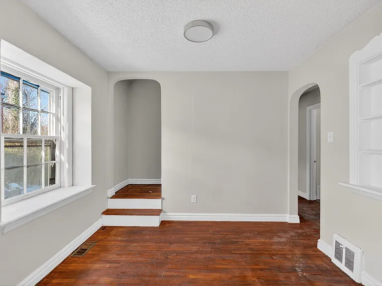 6713 Kenwood Dr — Photo 2