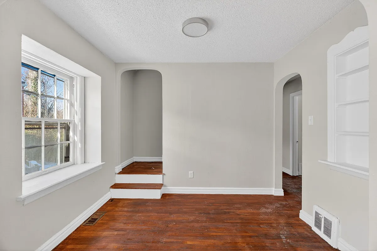 Building Photo - 6713 Kenwood Dr