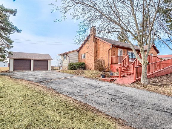 2nd image of 5946 Hart Rd