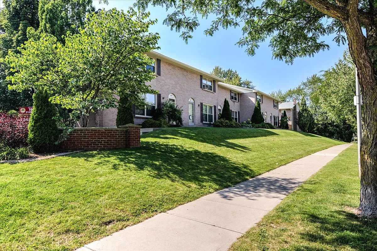 Blackacres Blvd Townhomes — Photo 4