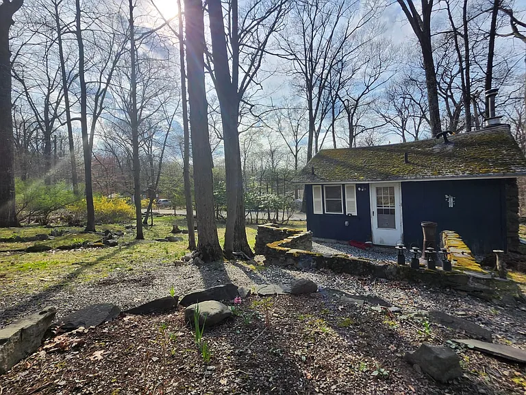 5 Woodland Cir S — Photo 1