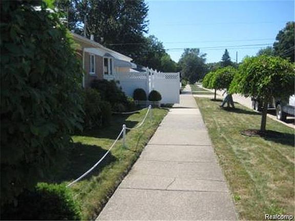 3rd image of 4102 Roosevelt Blvd