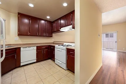 1365 Newport Ave #202 Photo 1