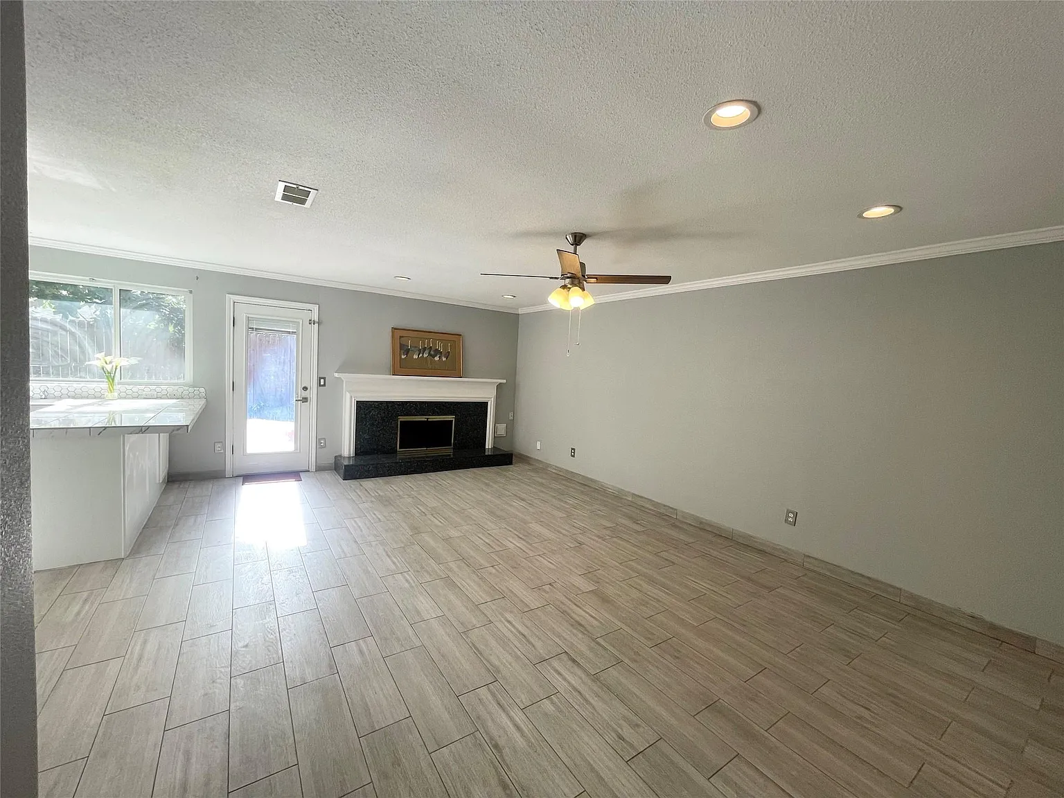 4 bed, 2.0 bath, 1902 sqft, $2,300 — Photo 2