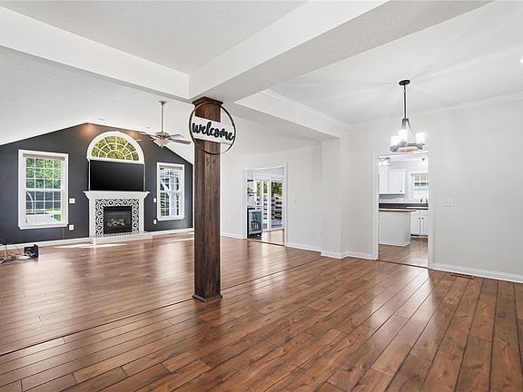 4th image of 398 Greystone Dr