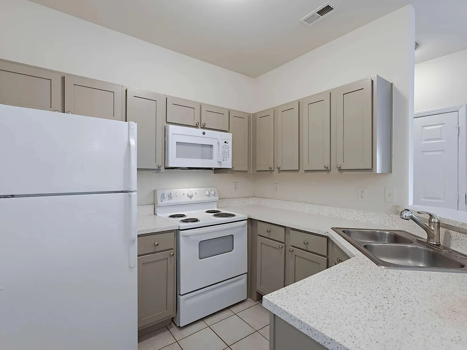 1 bed, 1.5 bath, 834 sqft, $1,225 — Photo 4