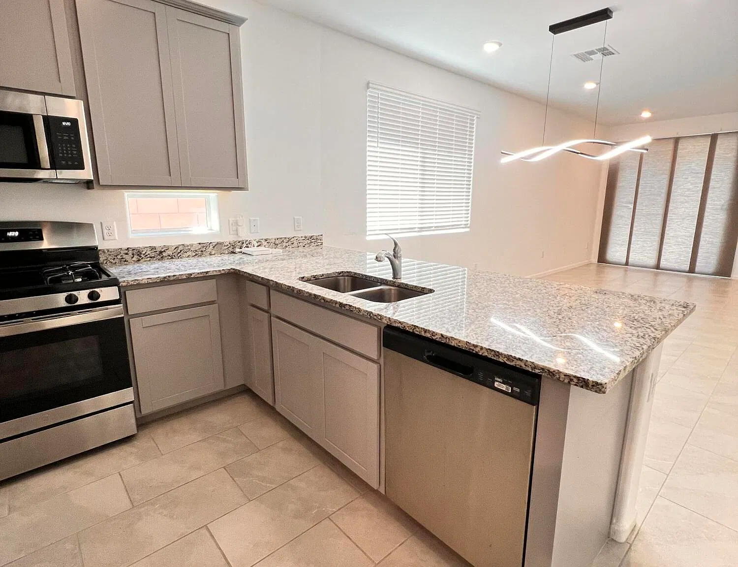 3 bed, 3.0 bath, 1939 sqft, $1,995 — Photo 4