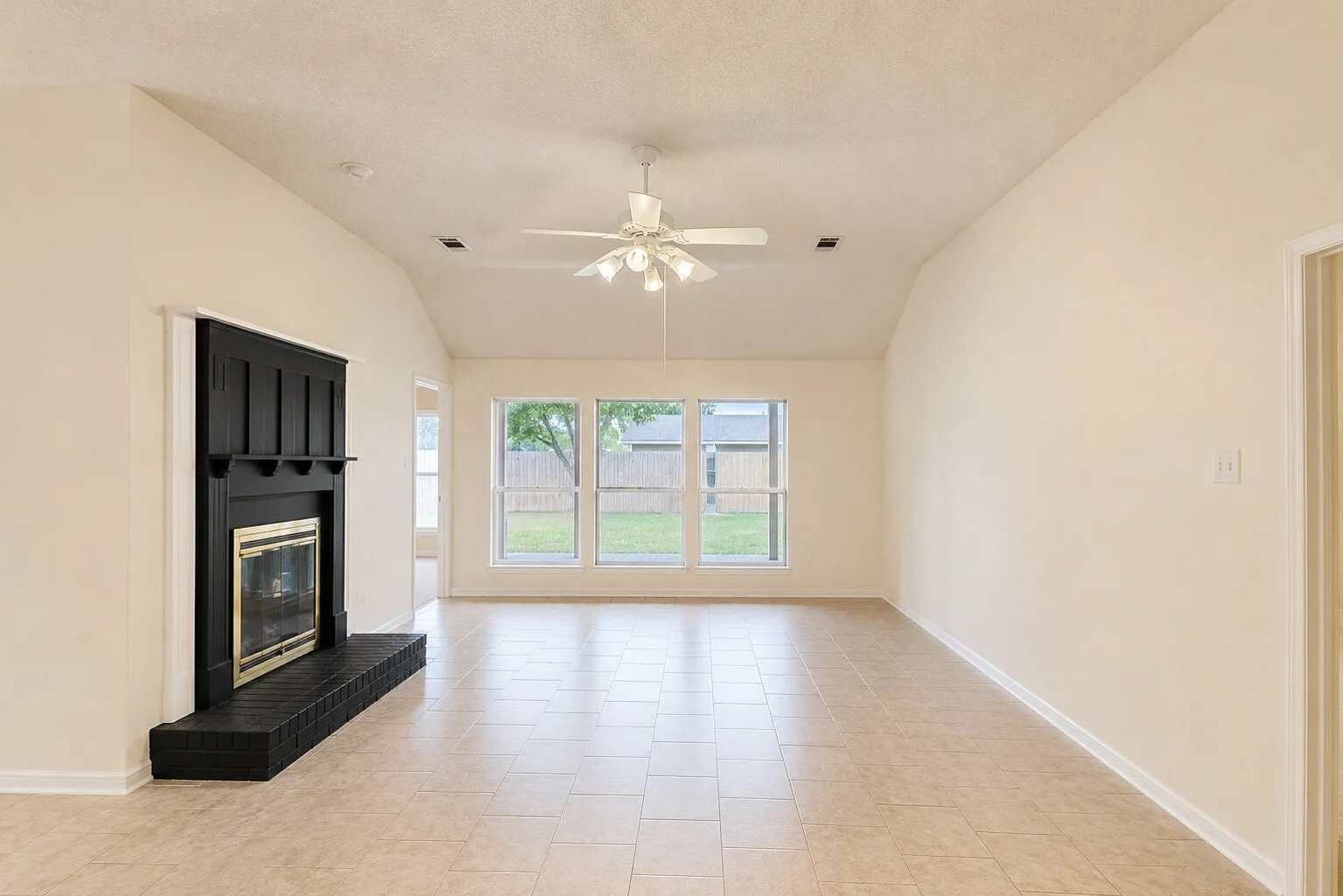 4 bed, 2.0 bath, 1739 sqft, $2,800 — Photo 3
