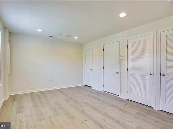 4th image of 4638 Hudson St
