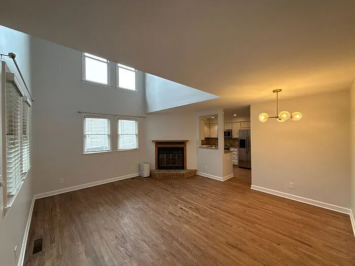 2 bed, 1.0 bath, 966 sqft, $2,595 — Photo 4