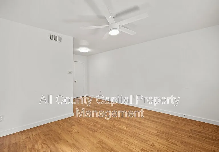 404 W 35th St #101 — Photo 9