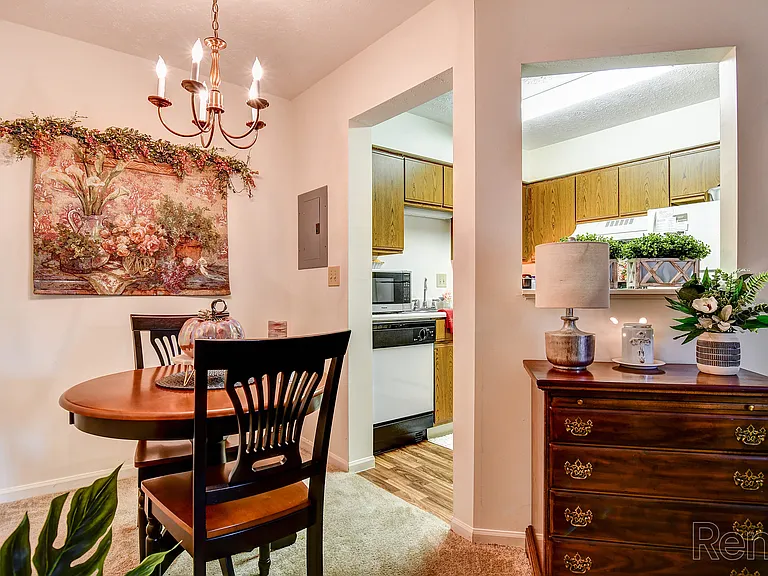 Hickory Knoll Apartments — Photo 7