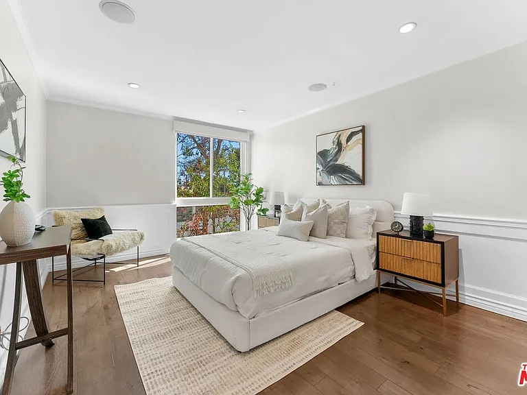 906 N Doheny Dr #311 — Photo 19