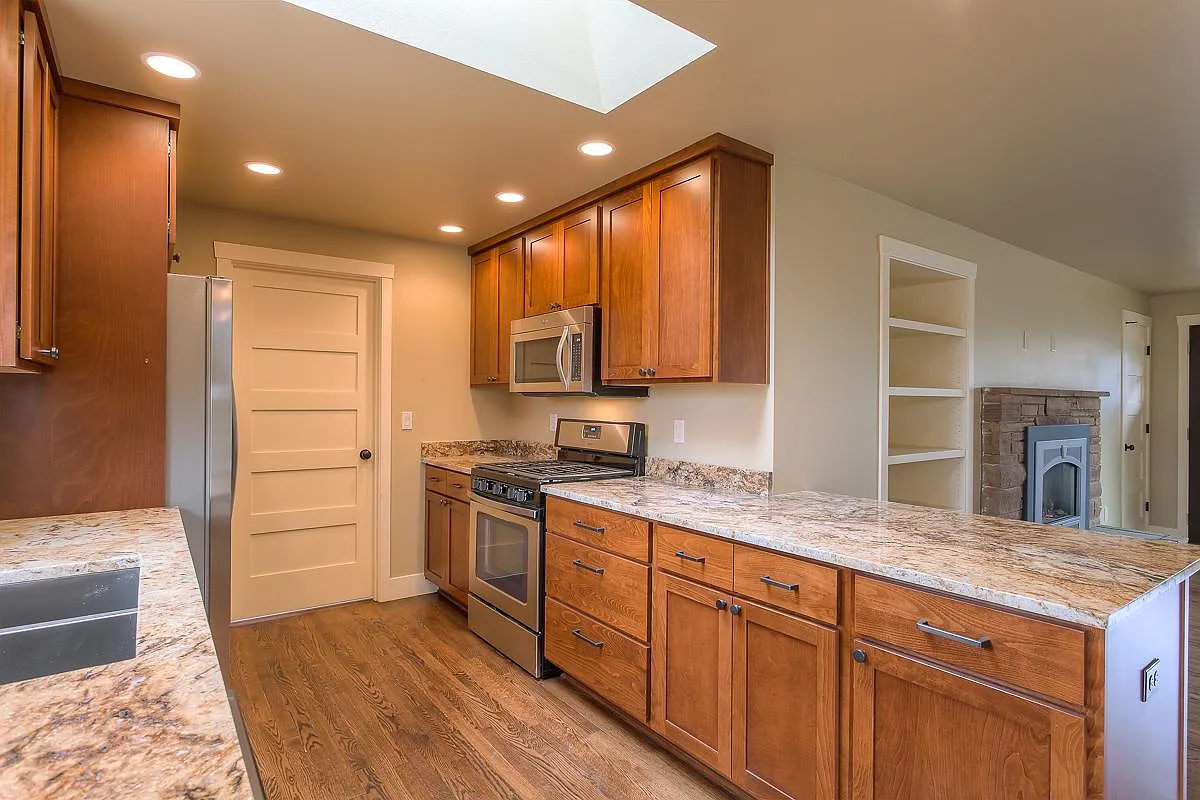 3 bed, 1350 sqft, $3,195 — Photo 3