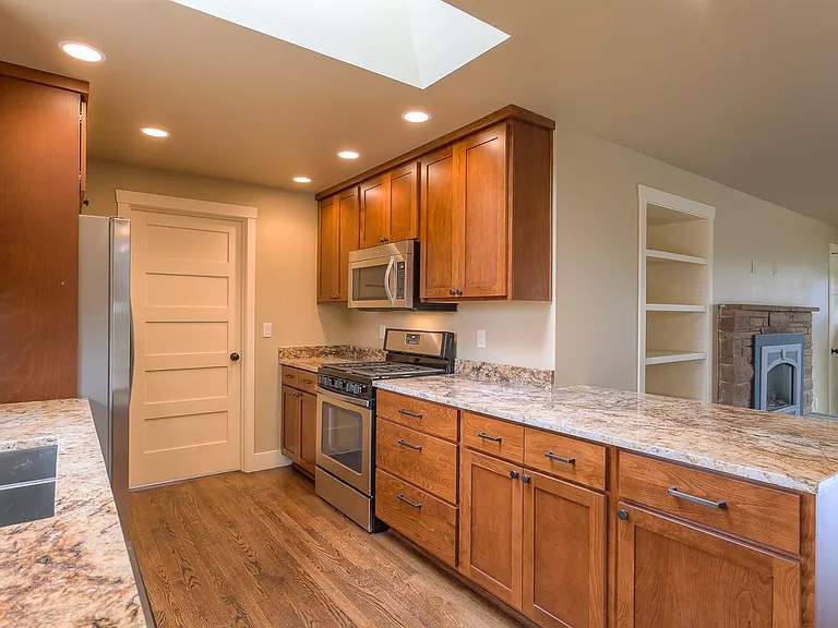1017 Lynnwood Ave NE — Photo 3