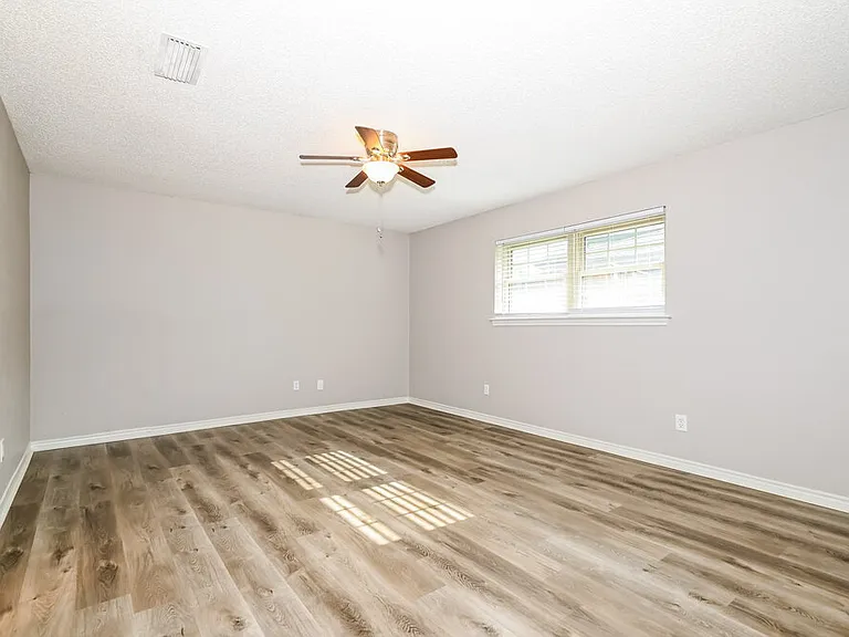 708 Village Green Dr — Photo 11