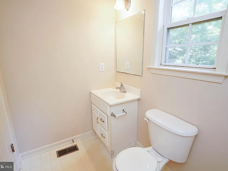 935 Queen Ave — Photo 26