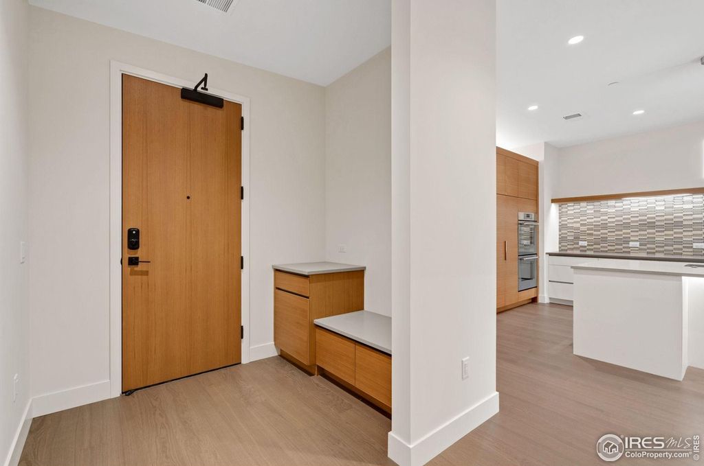 205 E 6th St #300
