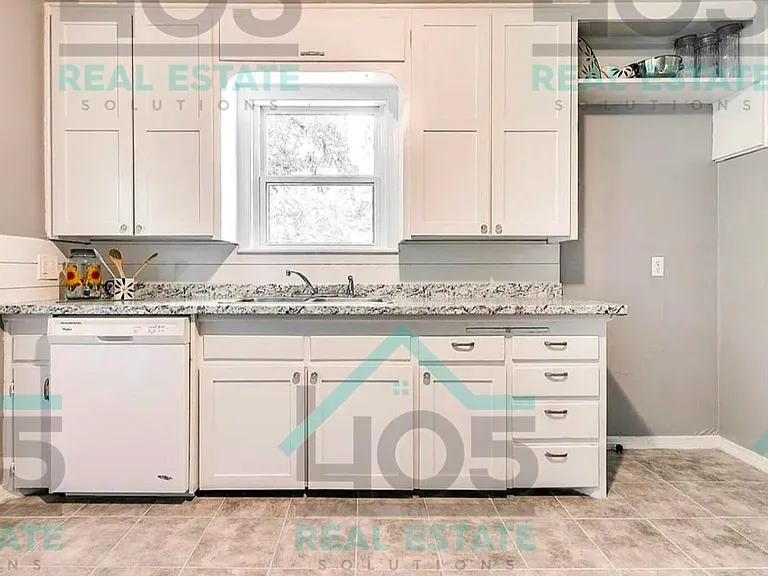 1017 E Louisiana St — Photo 5