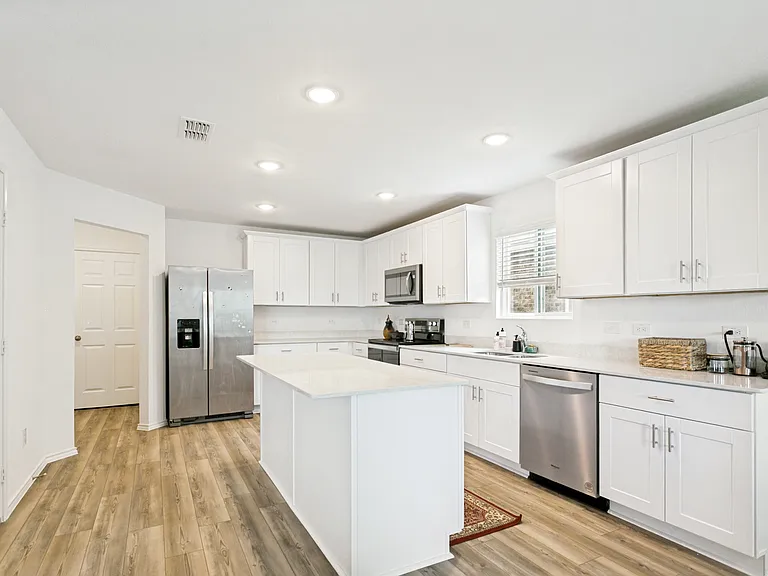 242 Lake Erie Dr — Photo 6