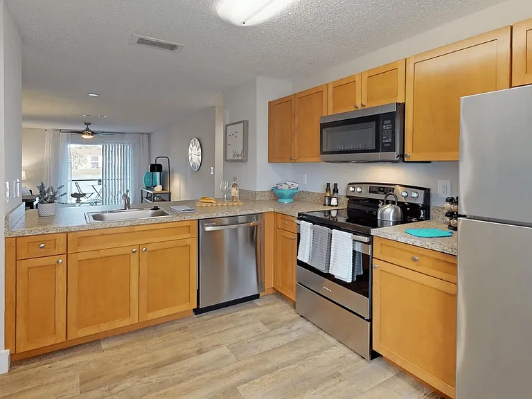 Sunny Lake Apartments — Photo 41