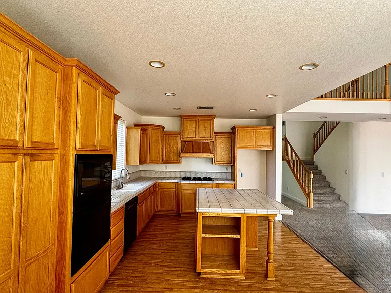 1902 Foster Way — Photo 6