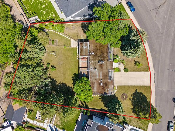 3rd image of 8 Laurier Pl NW