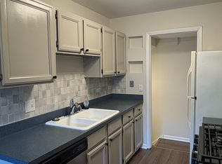 410 Sunnybrook Ln, Wheaton, IL 60187