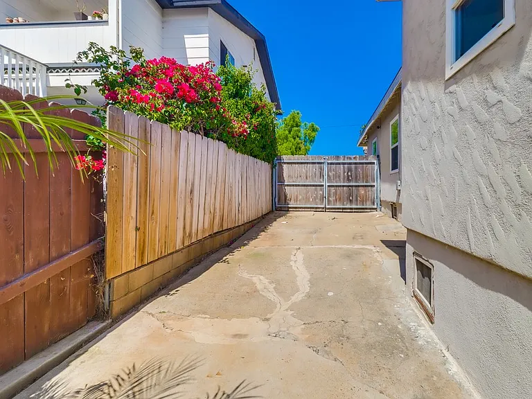 843 Georgia St — Photo 35