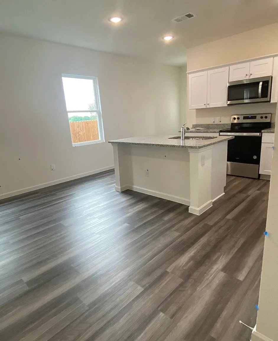 3 bed, 1412 sqft, $1,985 — Photo 2