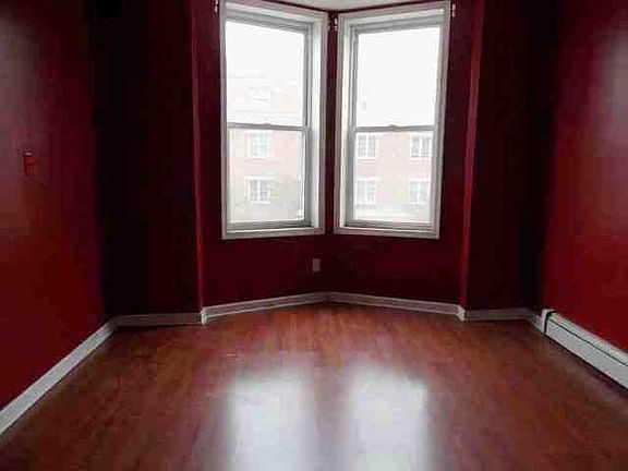 5th image of 811 Montgomery St #201