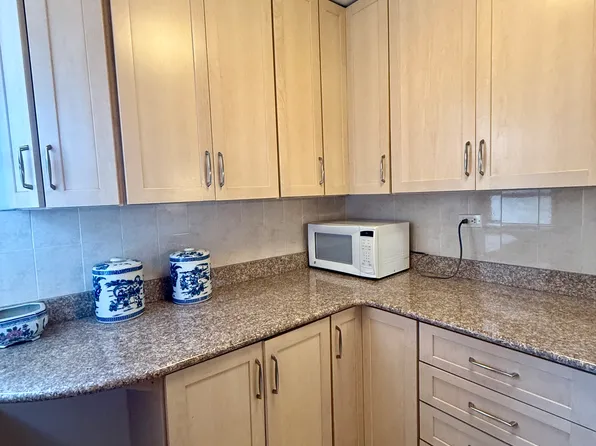 61-20 Grand Central Parkway image 11 of 19