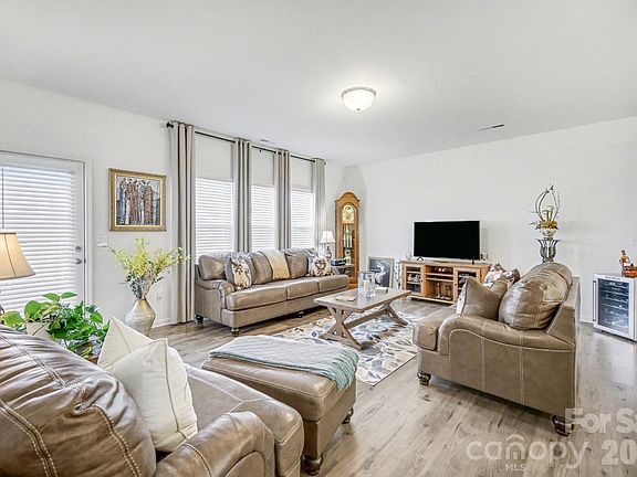 4th image of 749 Alexander Commons Dr