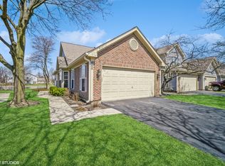 800 N Shady Oaks Dr, Elgin, IL