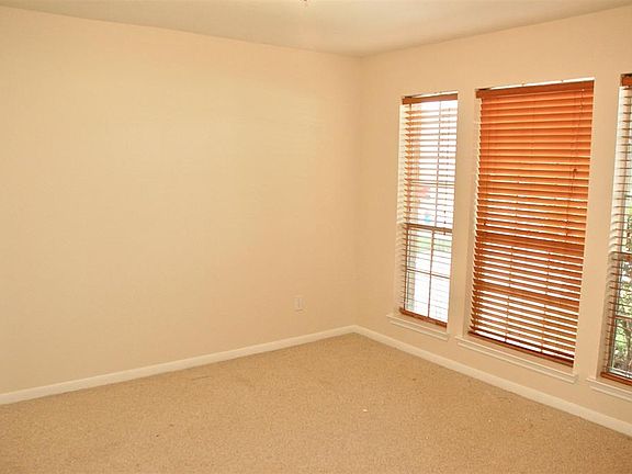 4th image of 2814 Russett Pl W