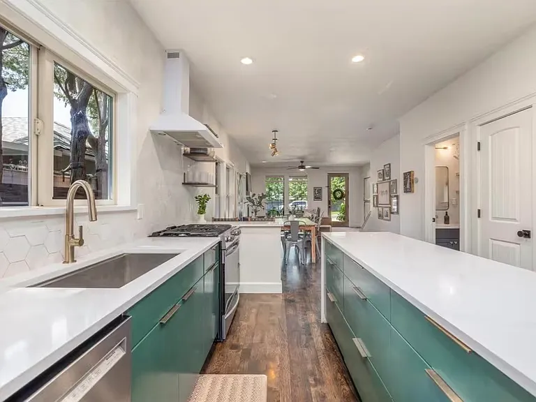 1222 E Franklin St — Photo 7
