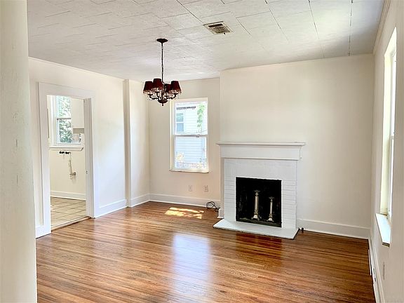 3rd image of 3005 E Desoto St