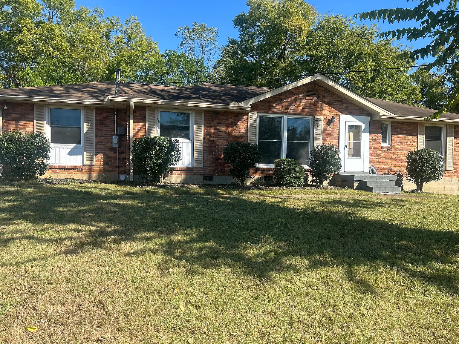 3 bed, 1.5 bath, 1350 sqft, $2,300 — Photo 1