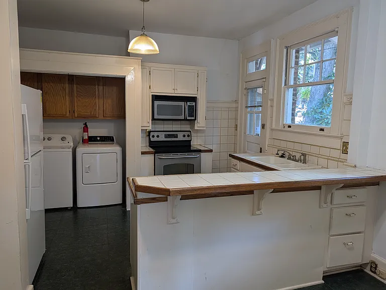 2201 Blossom St — Photo 9
