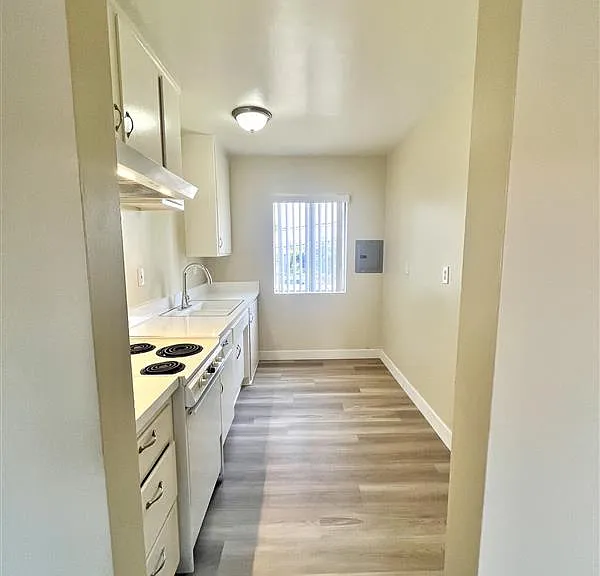 1230 W Hillandale Ave — Photo 4