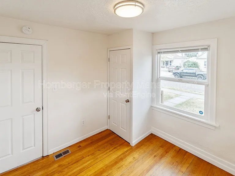 908 E Longfellow Ave — Photo 10