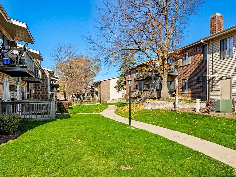 Emerald Court Apartments — Photo 6