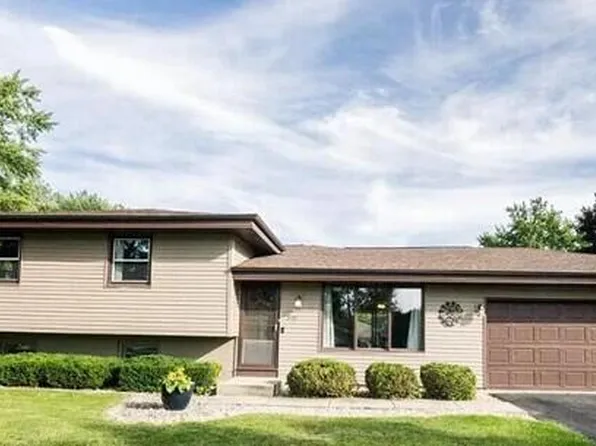 531 Hollybrook LANE, Saukville, WI 53080