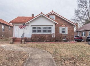 910 Country Club Dr, Saint Louis, MO
