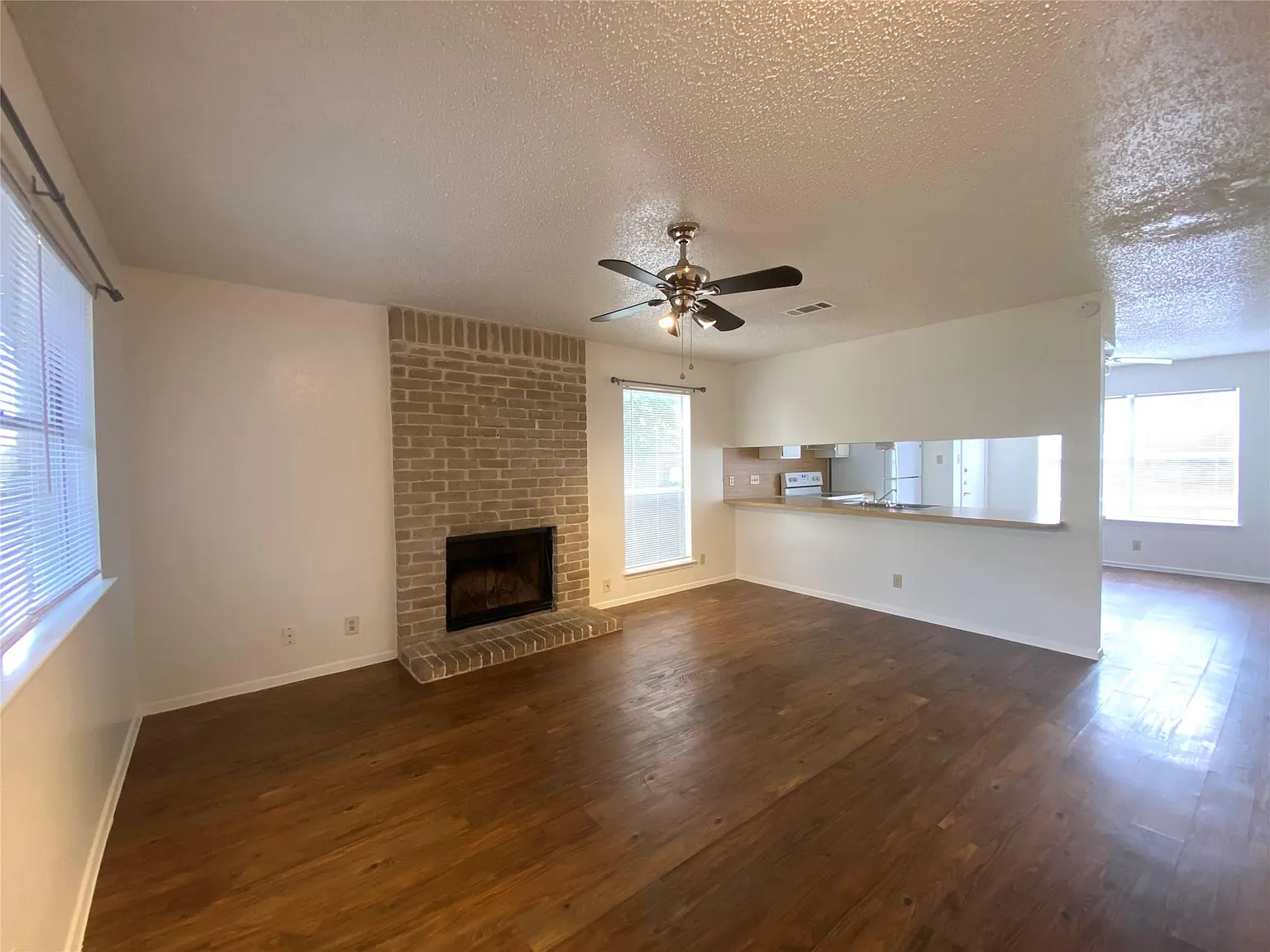 2 bed, 1.5 bath, 2128 sqft, $1,700 — Photo 3