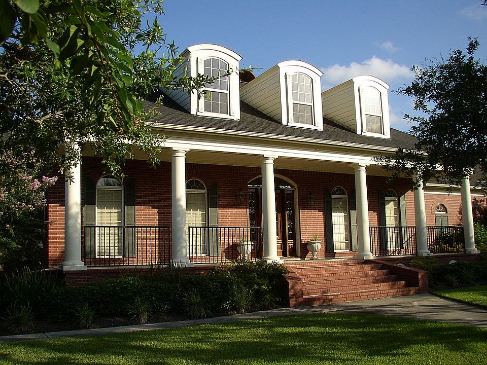 High roofline and hip roof
